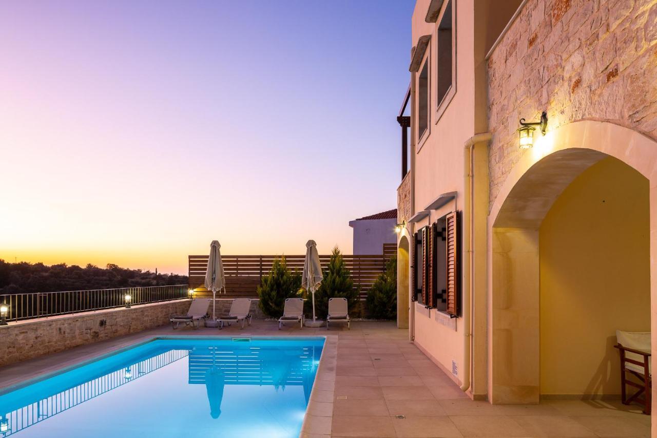 Ilys Home, A Country-chic Retreat With Pool & Bbq, By Thinkvilla Βίλα