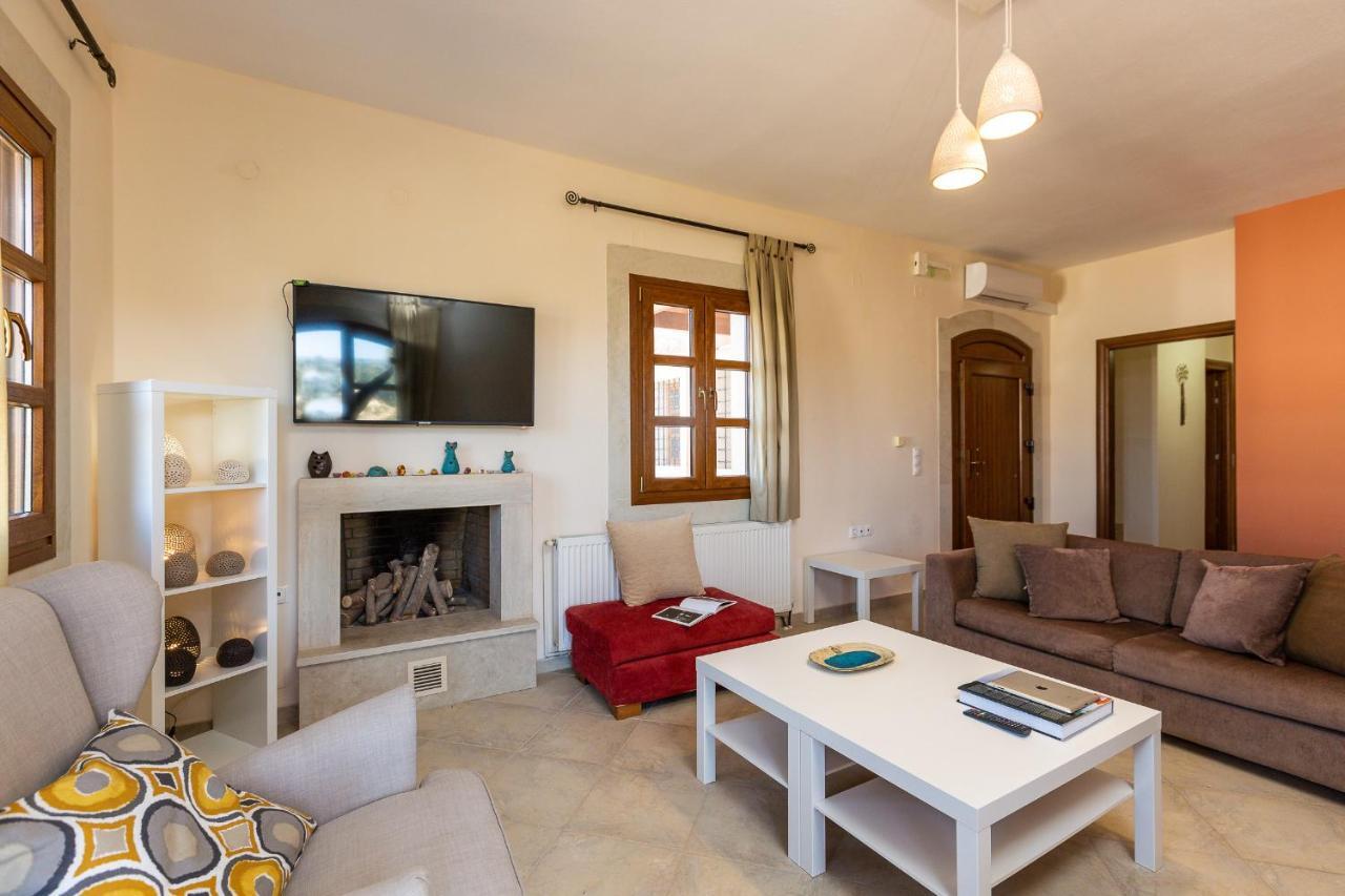 Ilys Home, A Country-chic Retreat With Pool & Bbq, By Thinkvilla * Μαργαρίτες