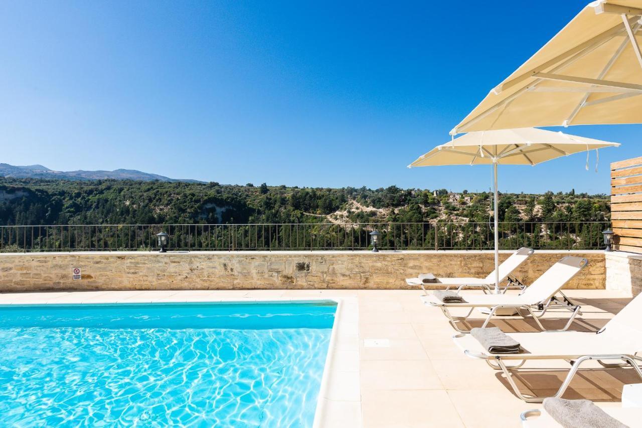 Ilys Home, A Country-chic Retreat With Pool & Bbq, By Thinkvilla Βίλα *